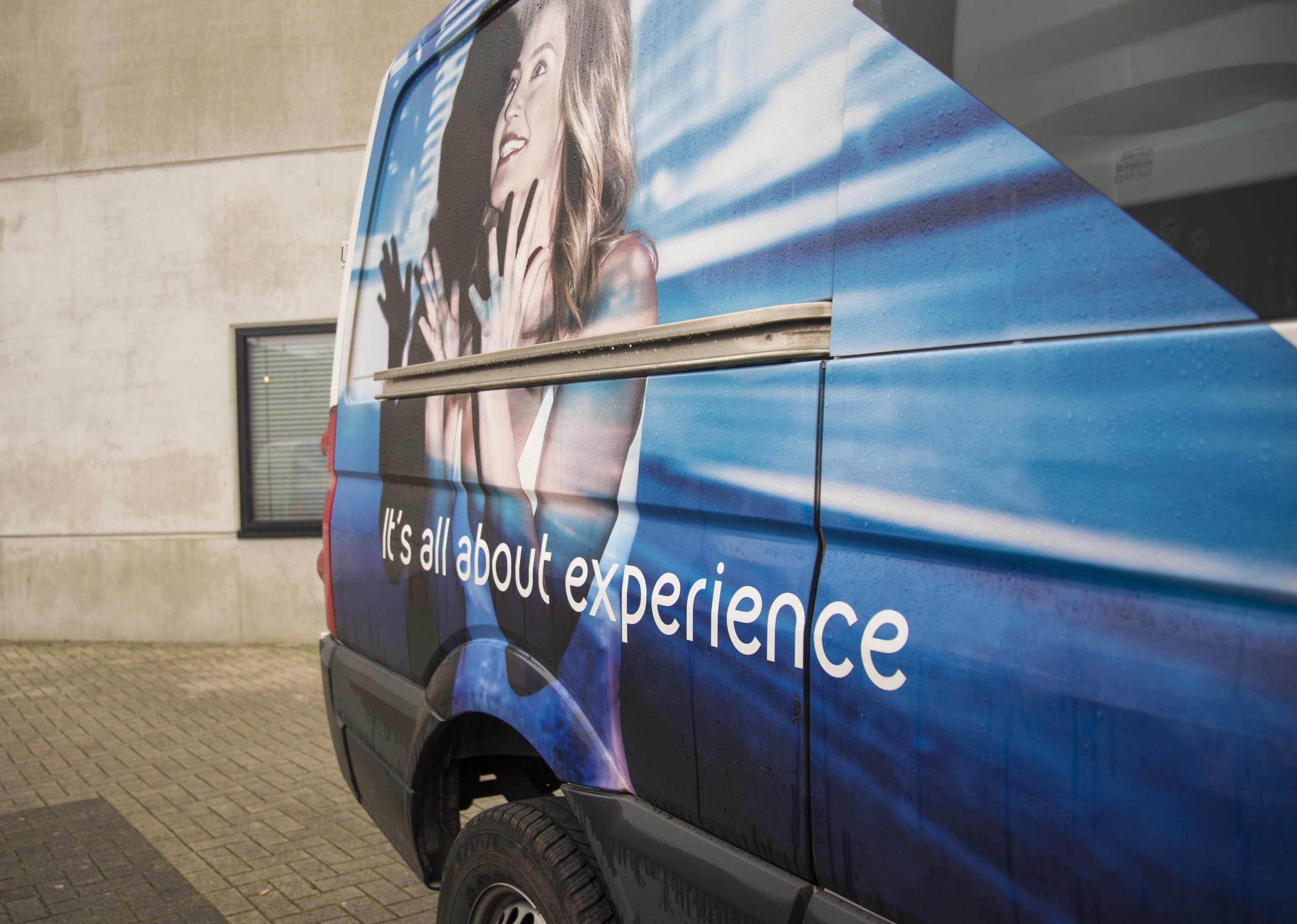first-impression-autobelettering-bus
